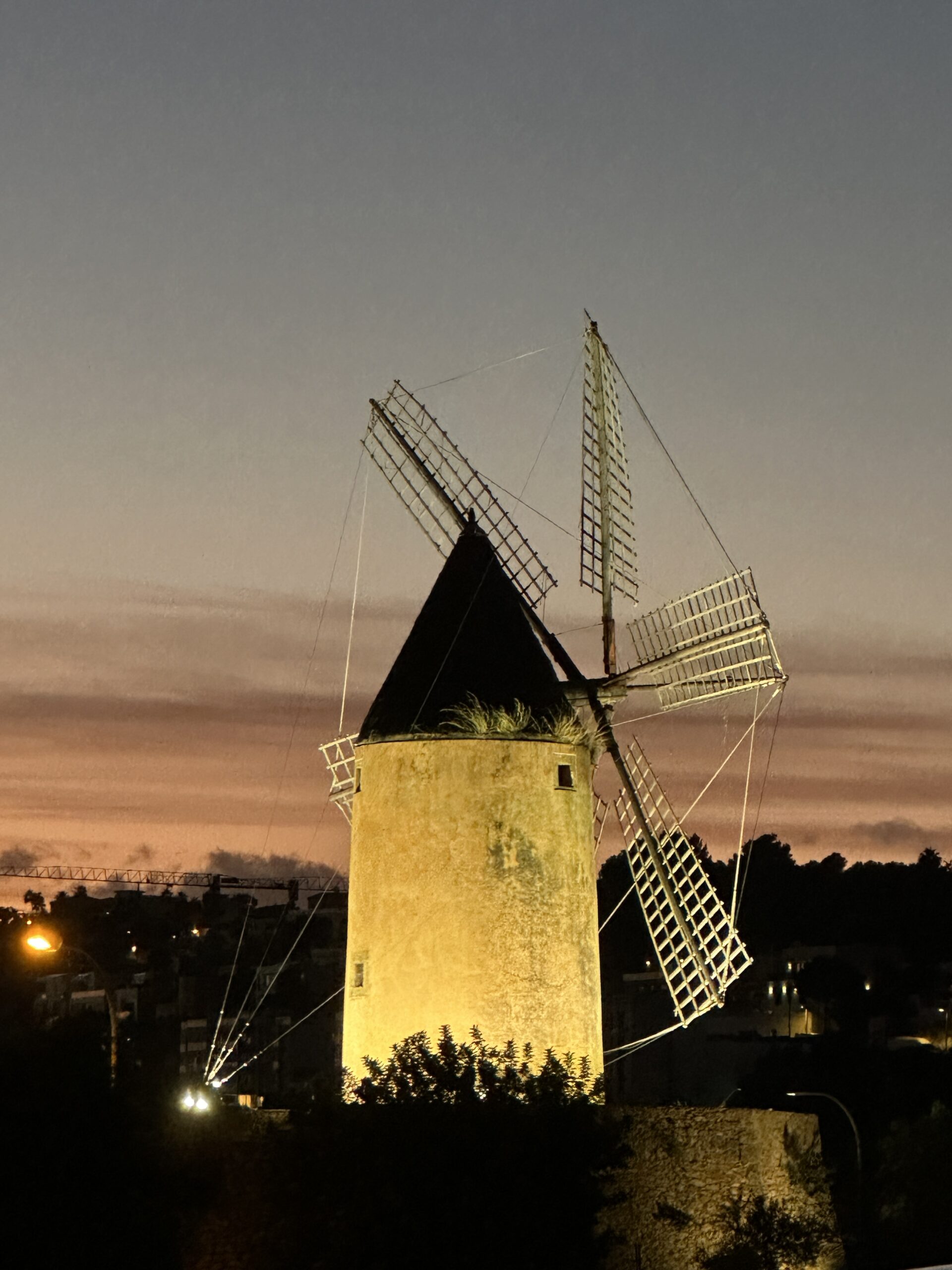 Beleuchtete historische Windmühle